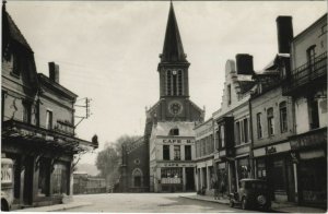 CPA Hirson Place Pasteur et l'Eglise Notre-Dame FRANCE (1051958)