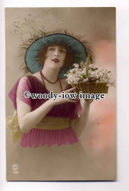 su2067 - Young Woman with basket of flowers and wearing a large hat - postcard