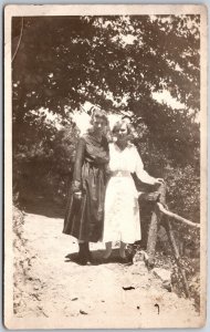 Retrato ao ar livre de duas mulheres em um caminho sombrio, passeio no parque, cartão postal vintage-