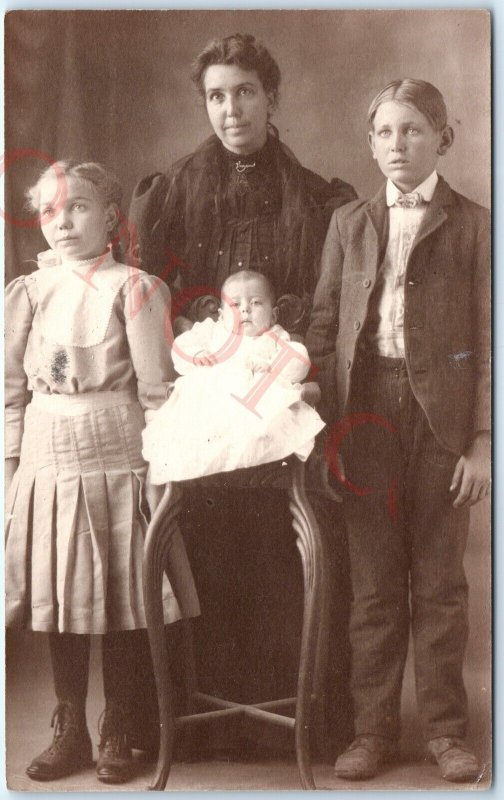 ID'd c1910s Raveena, Neb. Mother Kids RPPC Real Photo Phebe Johnson A140