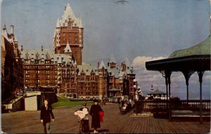 VINTAGE POSTCARD CHATEAU FRONTENAC AND BOARDWALK AT QUEBEC CANADA 1954