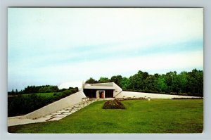 ND- North Dakota, Monument to Peace, Chapel, Peace Garden, Chrome Postcard