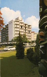 Queen Victoria Inn Victoria BC Hotel Douglas St. Totem Pole c1979 Postcard D8