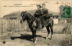 CPA Auvergne - Paysan et Paysanne revenant de la Foire (72865)