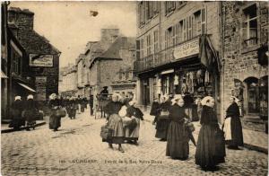 CPA GUINGAMP - Entrée de la Rue N.-D. (630246)