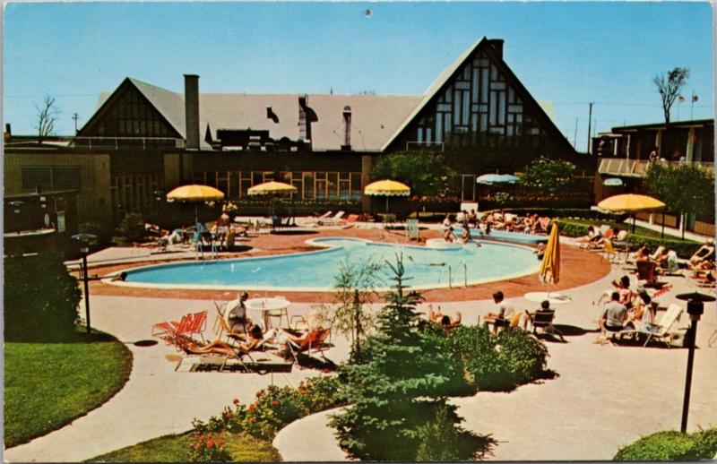 Holiday Inn Montreal Chateaubriand Montreal Quebec QC Postcard D36 As Is