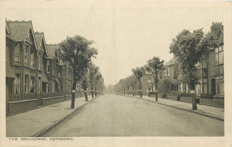 Postcard England Kettering the Broadway