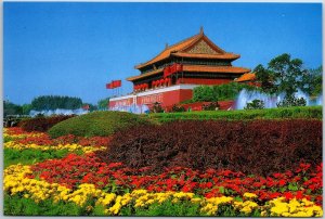 VINTAGE CONTINENTAL SIZED POSTCARD TIANANMEN HALL ON FESTIVE BEIJING CHINA