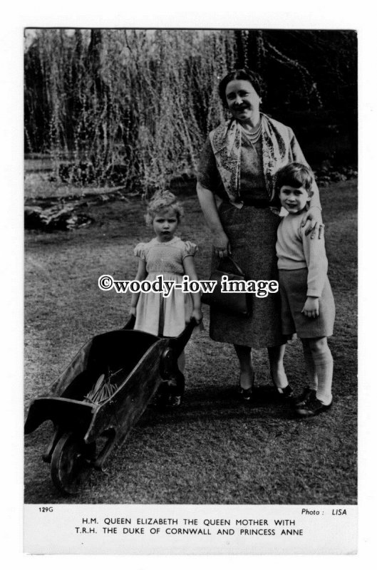 r2453 - Prince Charles,  Princess Anne & Queen Mother in the Garden - postcard