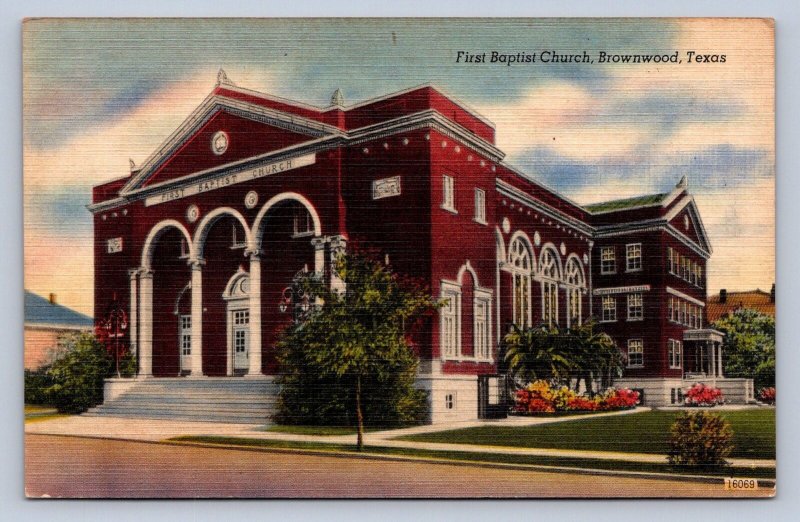 J92/ Brownwood Texas Postcard Linen First Baptist Church Building  496
