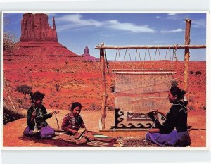 B-174557 A Navajo Mother & Children Weaving Art Monument Valley Arizona-Utah USA