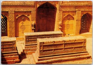 VINTAGE CONTINENTAL SIZE POSTCARD VIEW OF MAKLI THATTA NEAR KARACHI PAKISTAN