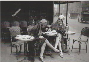 Young women outside of a càfe-Paris 1925