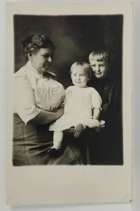 RPPC 1913 Mrs Mae and 3rd Generation of Sweet Children Postcard S7