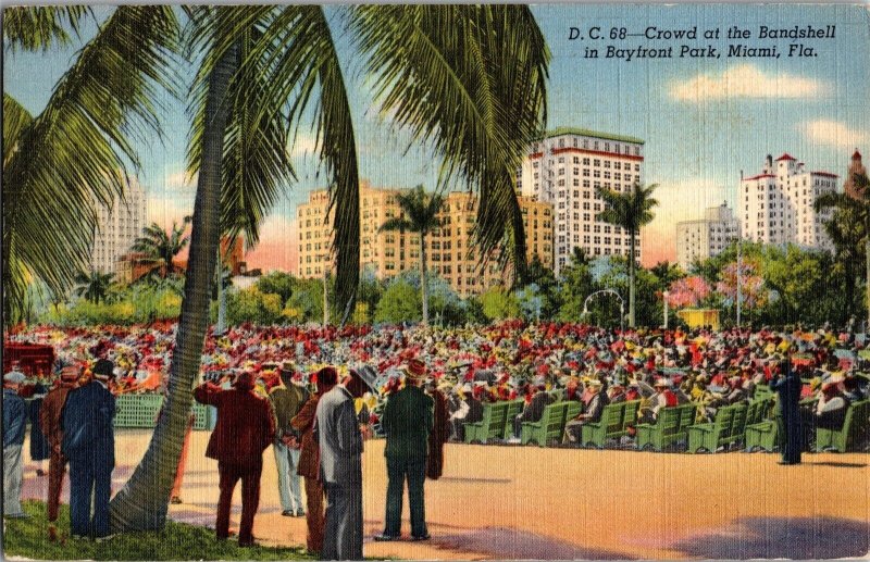 Crowd at the Bandshell in Bayfront Park, Miami FL c1943 Vintage Postcard J76