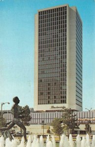 ST LOUIS, Missouri MO  BRECKENRIDGE PAVILION HOTEL~Running Man Fountain Postcard