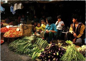 VINTAGE CONTINENTAL SIZE POSTCARD THE FAMOUS BAGUIO MARKET PHILLIPINES