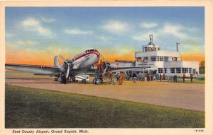 GRAND RAPIDS MICHIGAN KENT COUNTY AIRPORTPOSTCARD c1940s