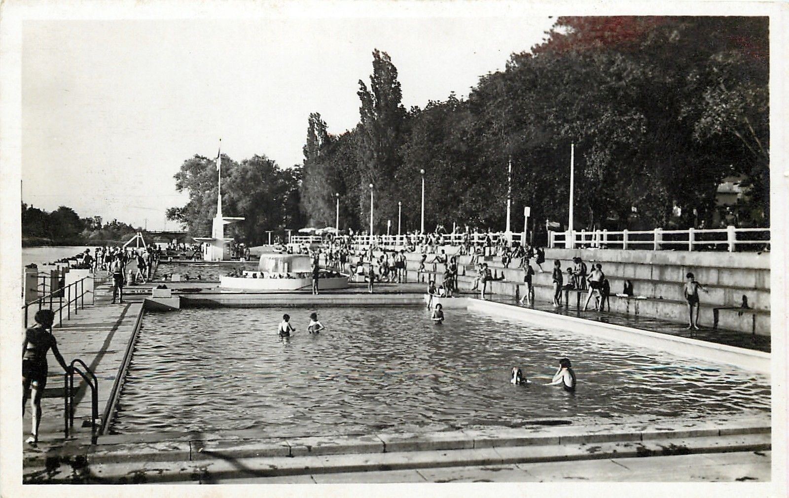 Metz Lorrainela Plage At Piscineswimming Poolmoselle Seille