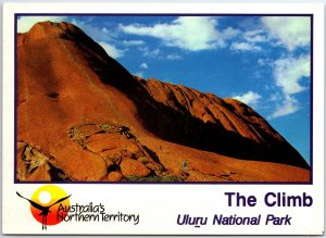 VINTAGE CONTINENTAL SIZE POSTCARD THE CLIMB AT ULURU NATIONAL PARK AUSTRALIA