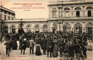 CPA Entrée de Mgr Lucon a REIMS-La foule attendant l'arrivée du nouvel (346888)