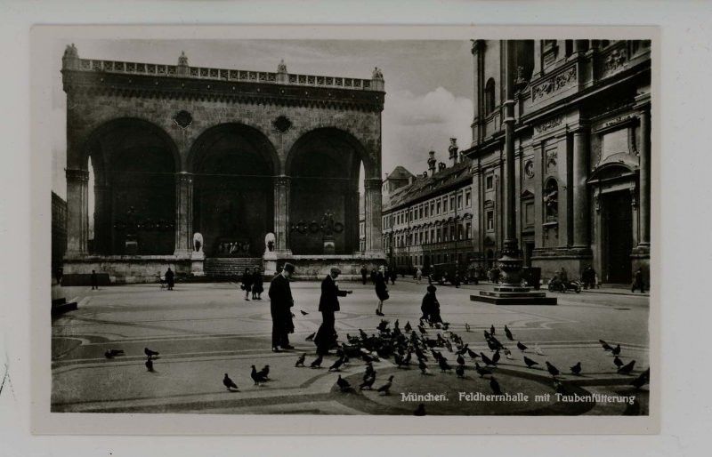 Germany - Munchen (Munich). Feldherrnhalle with Pigeons Feeding   RPPC