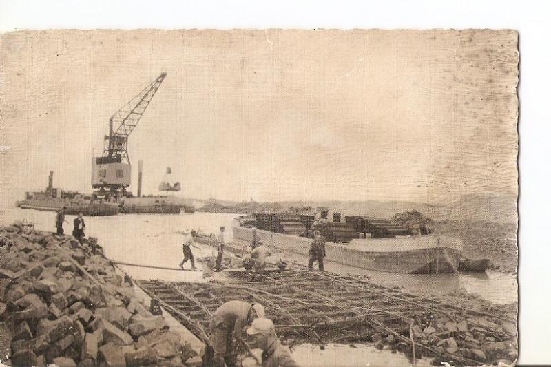 Postal 028237 : Dijkbouw Z. Flevoland, Het storten van basaltstenen op een zi...