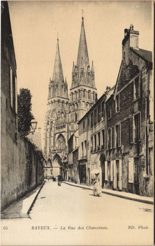 CPA BAYEUX La Rue des Chanoines (1227901)