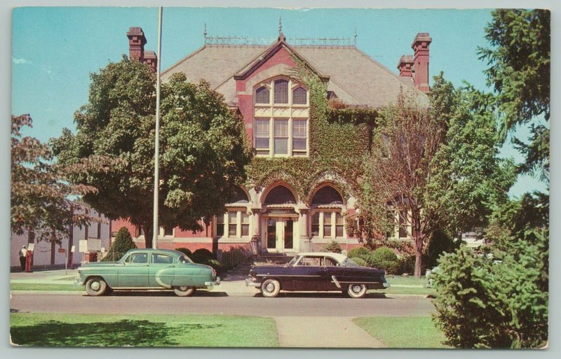 Dover DE~Ivy-Splashed City Hall w/Widows Walk~NICE c1950 Cars Sideview Closeup  