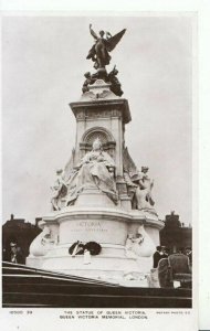 London Postcard - Statue of Queen Victoria, Queen Victoria Memorial -  Ref 9923A