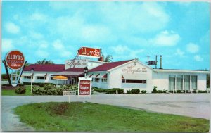 Lloyd's Restaurant US Highway 30 Marshalltown Iowa postcard