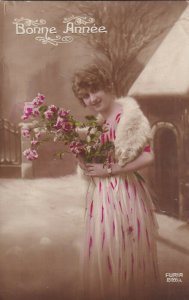 RP: NEW YEAR, 1900-10s; Bonne Annee Woman wearing fur shawl, Bouquet of roses