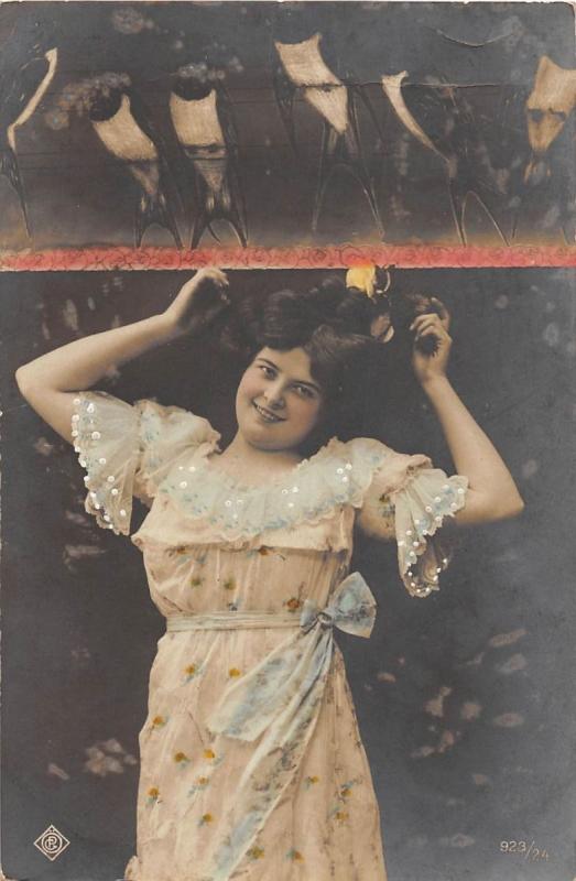 YOUNG GIRL W/ HAIR UP IN SEXY POSE GERMAN PHOTO POSTCARD 1909 10 PFENNING STAMP