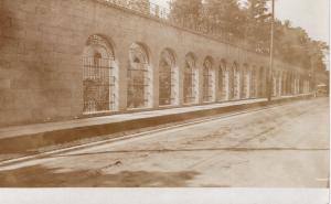 US    PC1585 RPPC - WALL, OLD CAR  EARLY 1900'S