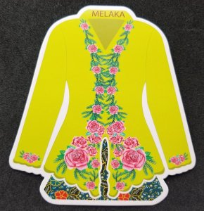 [AG] P257 Malaysia Melaka Nyonya Heritage Costumes (postcard) *odd shape *New