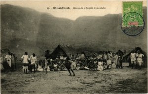 PC CPA MADAGASCAR, DANSE DE LA SAGAIE Á IMANDABE, Vintage Postcard (b19965)