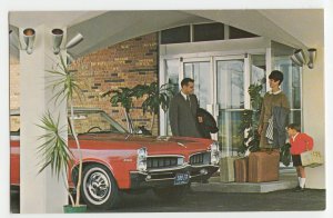 P2815, vintage postcard old car holiday inn leominster mass