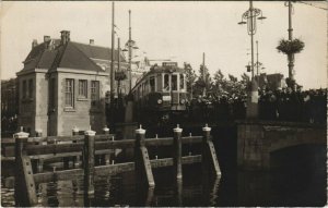 CPA AK REAL PHOTO TRAMWAY OVER THE CANAL LEIDEN NETHERLANDS (713963)