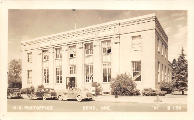 Bend Oregon~US Post Office~People @ Doorway~Sidewalk Sign~Classic 40s Cars~RPPC