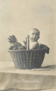 Children scenes & portraits postcard baby bebe fruit basket Germany