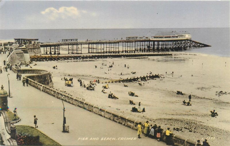 Postcard UK England Cromer, Yorkshire pier and beach