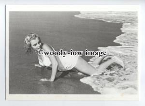 us0112 - Film Actress - Marilyn Monroe in swimsuit on the beach- modern postcard