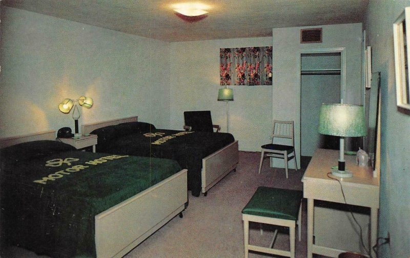 VIDALIA, Louisiana LA  SHAMROCK MOTOR HOTEL Room View ROADSIDE c1950's Postcard