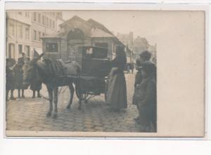 LISIEUX : joueuse d'orgue de barbarie sur la place gambetta - tres bon etat