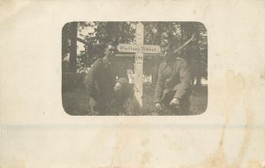 German soldiers at the grave of a comrade 1914 instant photo postcard ww1