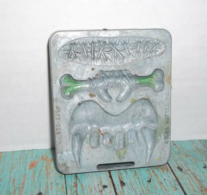 Vintage Thingmaker Fright Factory Mold Plate Dracula Teeth Fangs Bone Scar 1966