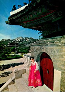 South Korea Seoul Woman In Front Of A Gate Of An Ancient Palace