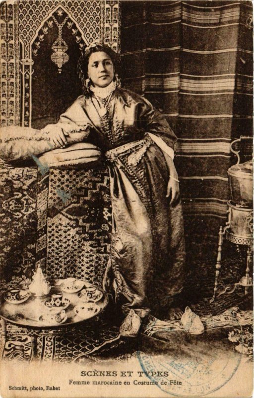 CPA AK Femme marocaine en Costume de Fete MAROC (825025)