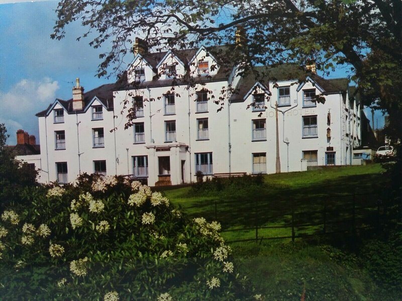 The Lion Hotel Criccieth Caernarvonshire Vintage Postcard Posted 1975