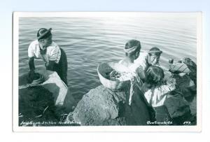 LP60  Guatemala, Postcard RP Indios lavanderos washing 